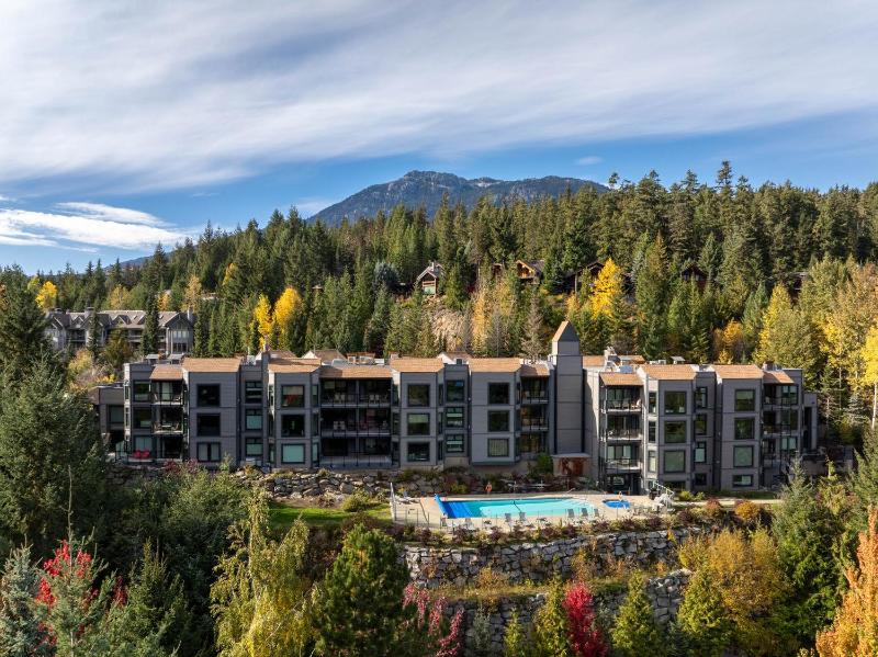 2BR in Ironwood Stunning Mountain Views Shared Hot Tub and Pool Fireplace Parking - image 6