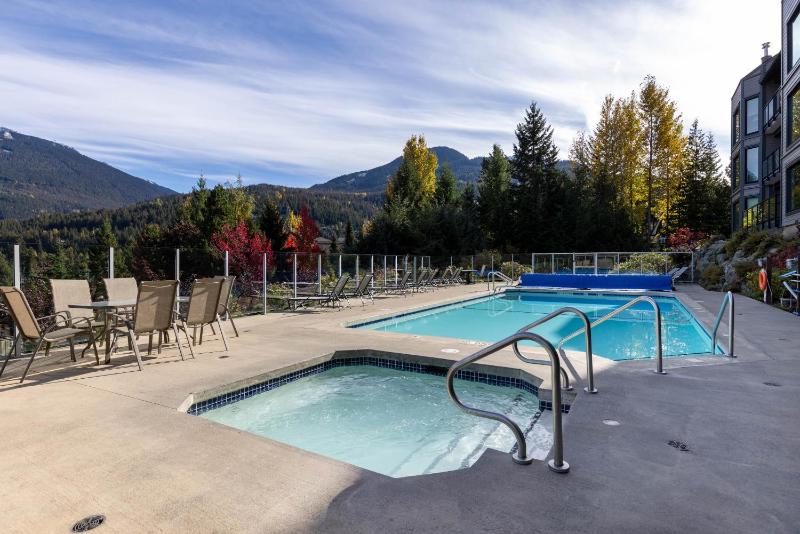 2BR in Ironwood Stunning Mountain Views Shared Hot Tub and Pool Fireplace Parking - image 29