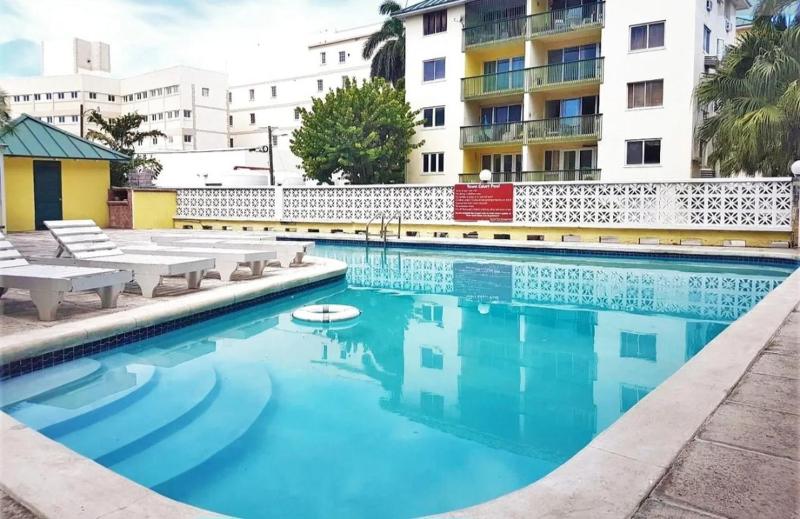 Lovely Apartment with 24h security - walking distance to beach downtown shops and restaurants - image 11