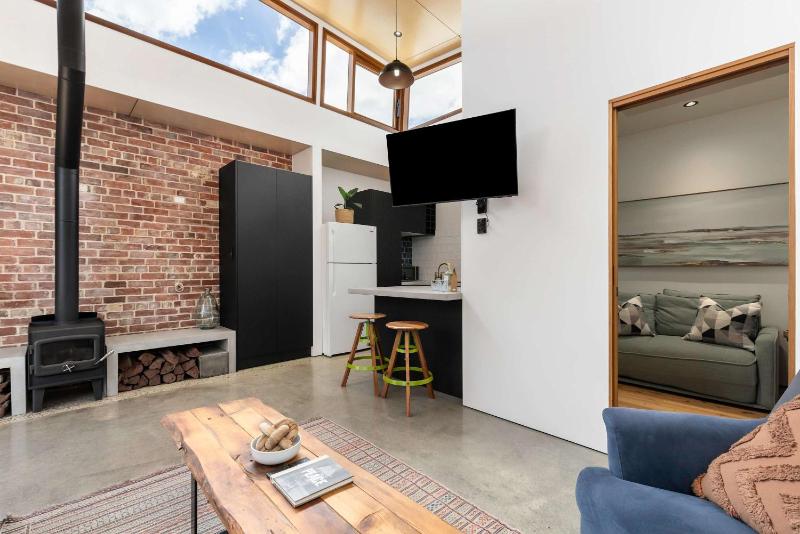 The Foundry on McLaren - Urban CBD Retreat - image 2