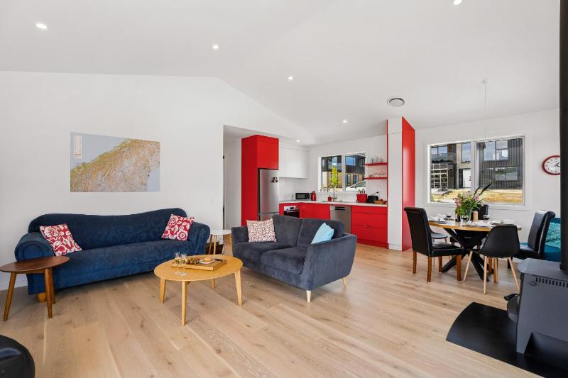 Skiwi - Wanaka Holiday Home - image 3