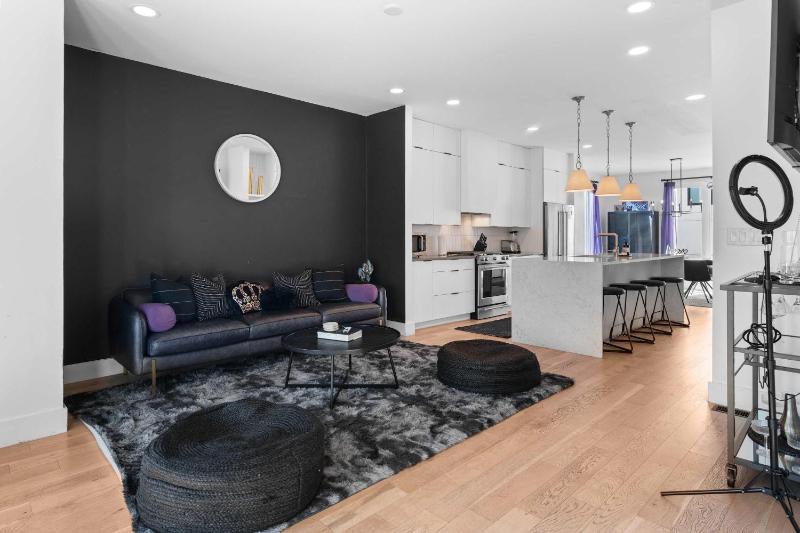Stylish Nashville Stay Skyline Views - image 11