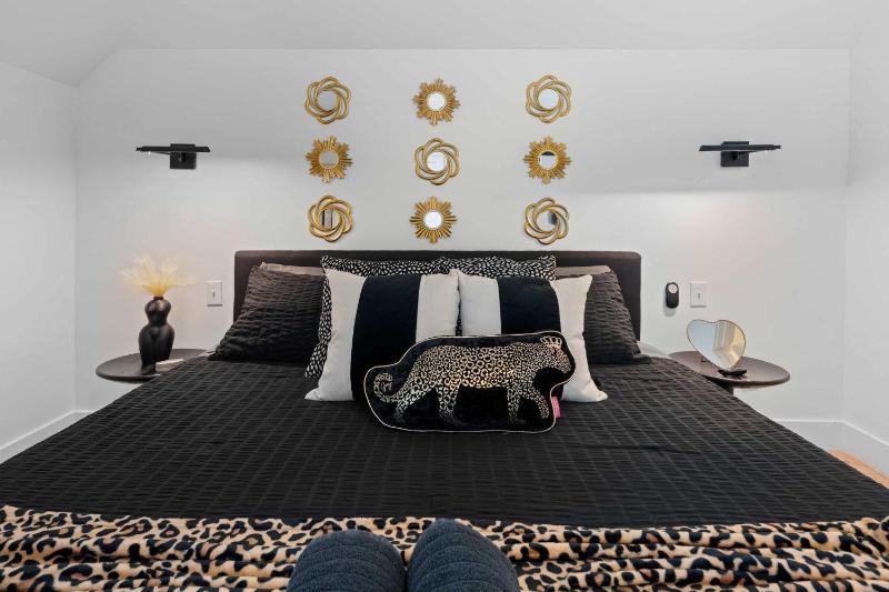 Stylish Nashville Stay Skyline Views - image 13