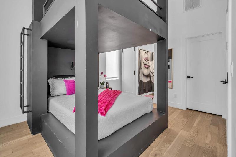 Stylish Nashville Stay Skyline Views - image 10