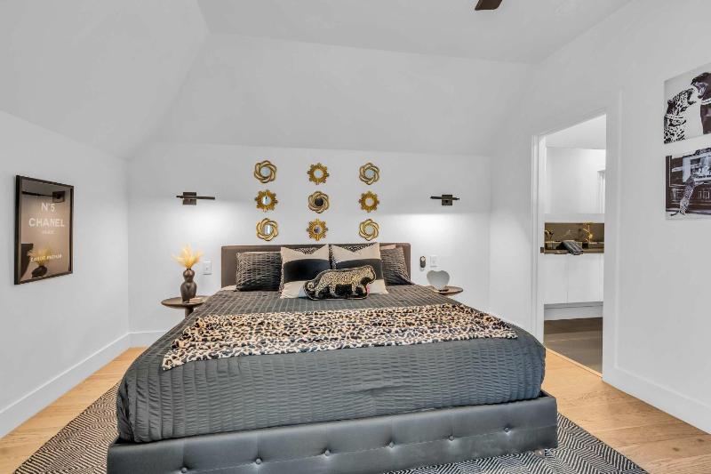 Stylish Nashville Stay Skyline Views - image 4