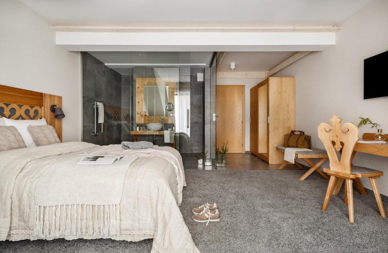 Premium Double Room with Mountain View image 4