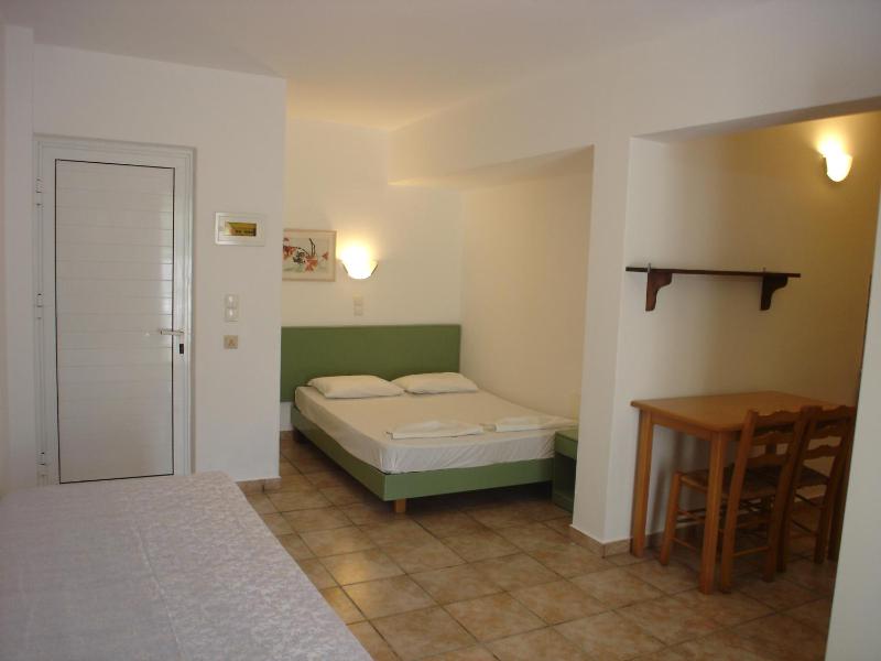 Economy room (semi-basement) image 4