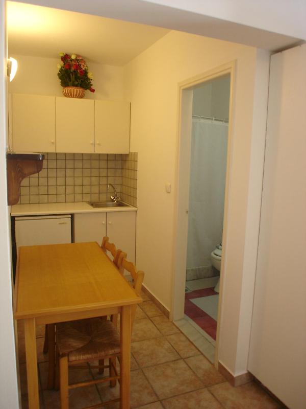 Economy room (semi-basement) image 3
