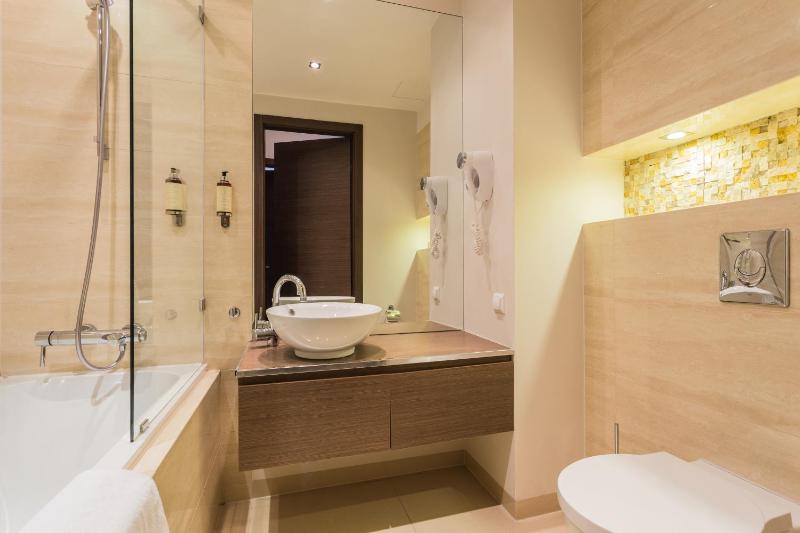 Deluxe One-Bedroom Apartment image 3