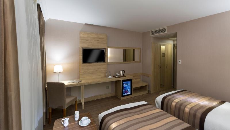 Standard Twin Room with Shared Bathroom image 4