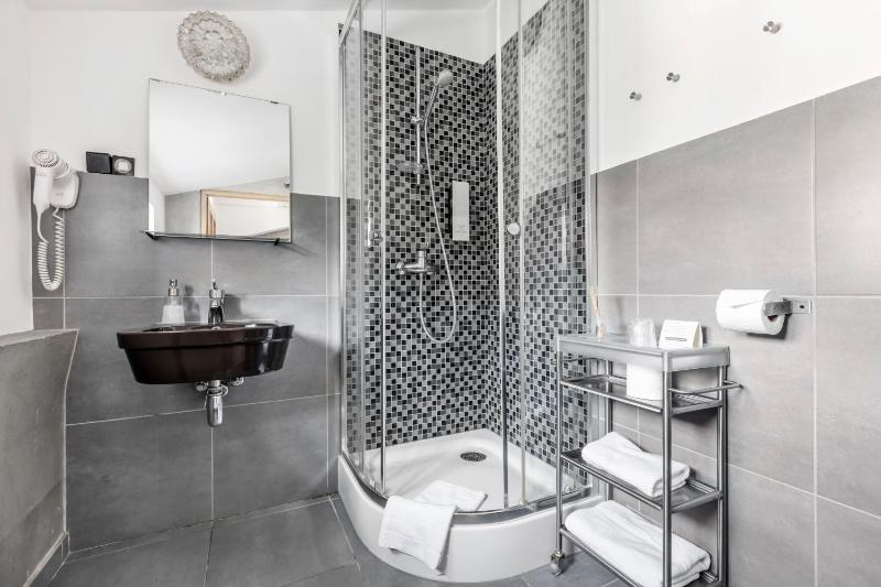 Standard Double or Twin Room image 4