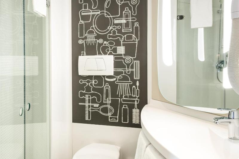 Standard Twin Room image 2