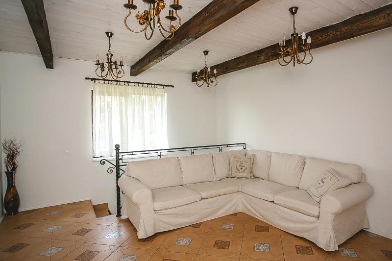 Seven-Bedroom House image 2