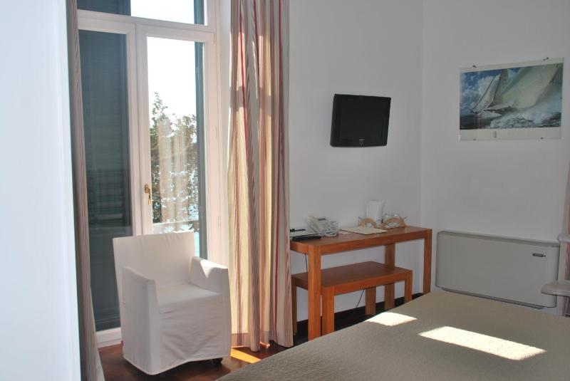 Double or Twin Room image 4