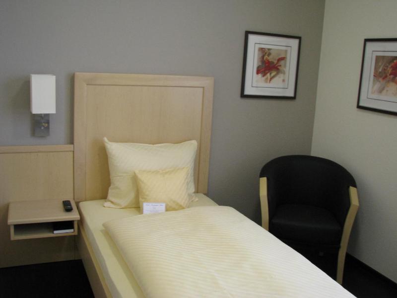 Single Room image 4