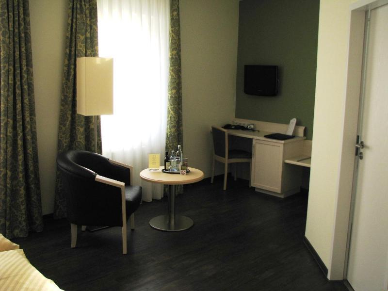 Double Room image 3