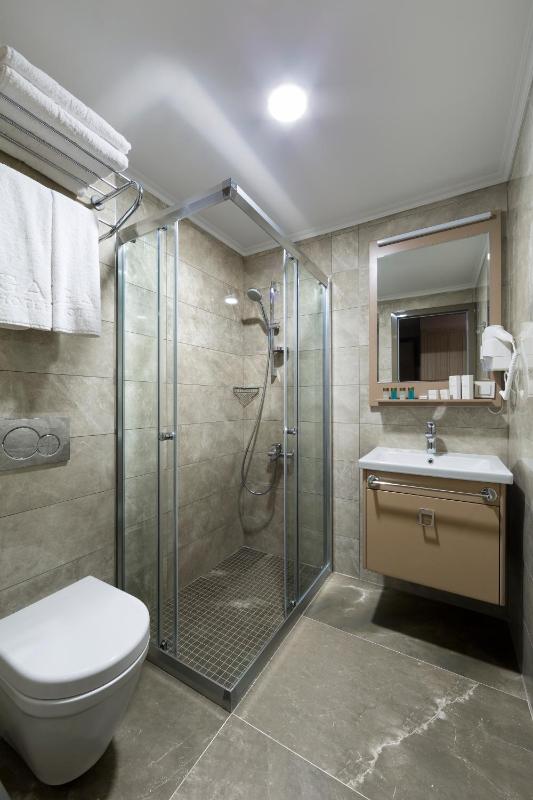 Standard Twin Room with Shared Bathroom image 3