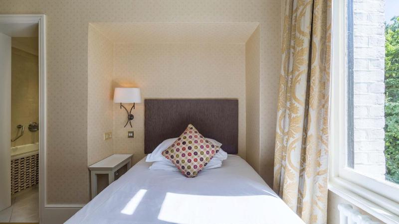 Standard Single Room image 3