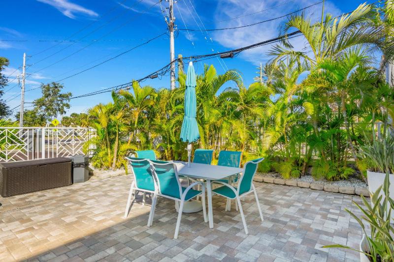 Beach Condo Heated Pool Steps to Sand Clearwater Beach Suites 205 - image 14