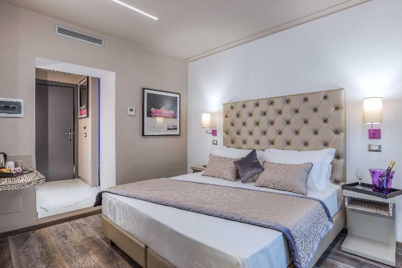 Small Double Room image 2