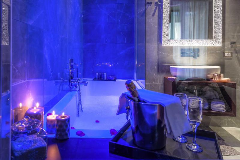 King Room with Spa Bath image 4