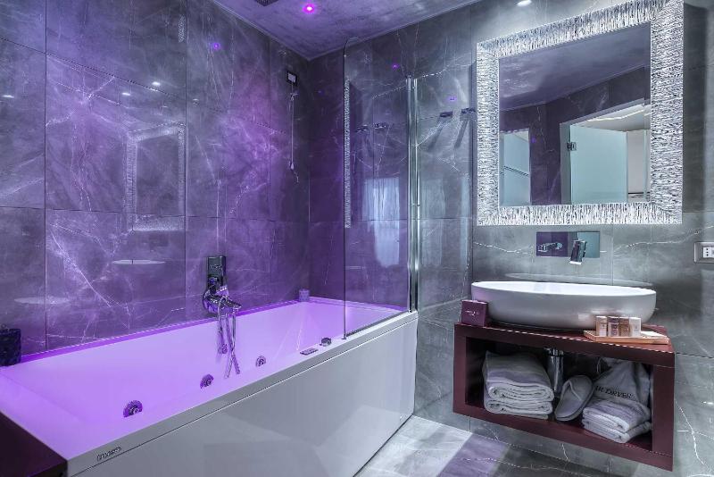 King Room with Spa Bath image 3