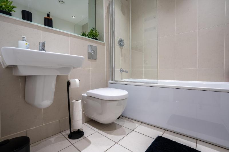 Spacious 2BR Apt - City Centre - Balcony - Parking - image 19