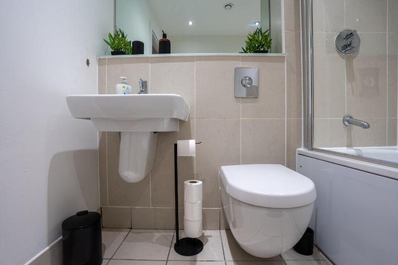 Spacious 2BR Apt - City Centre - Balcony - Parking - image 39