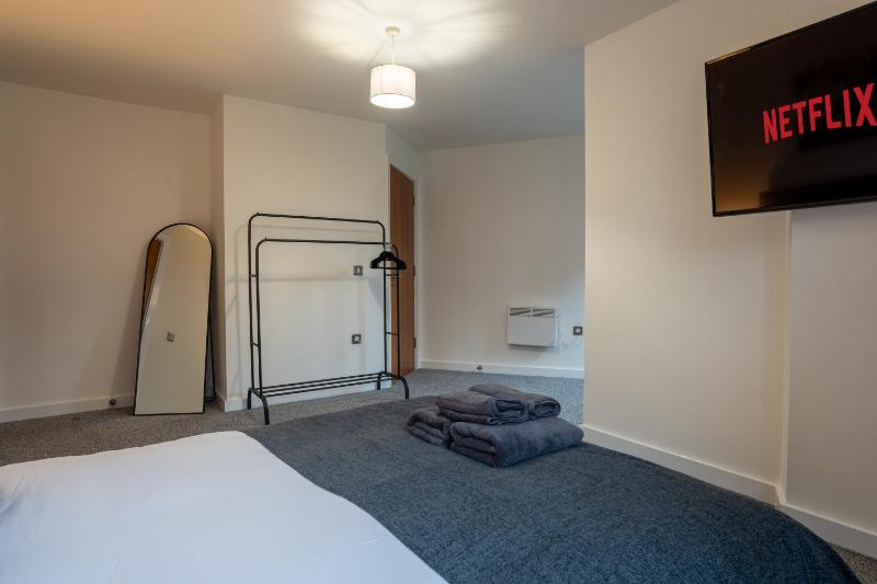 Spacious 2BR Apt - City Centre - Balcony - Parking - image 10