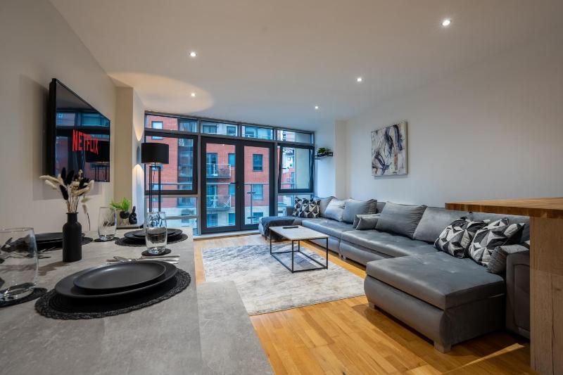 Spacious 2BR Apt - City Centre - Balcony - Parking - image 1