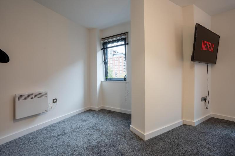 Spacious 2BR Apt - City Centre - Balcony - Parking - image 8