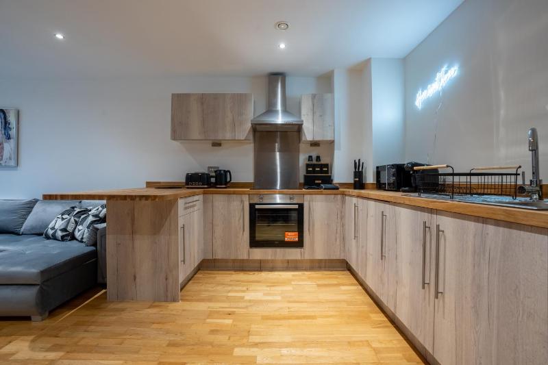 Spacious 2BR Apt - City Centre - Balcony - Parking - image 15