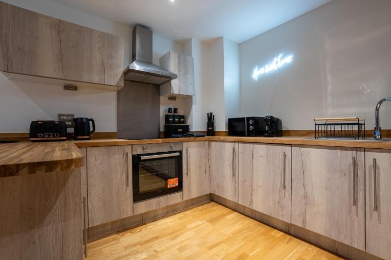 Spacious 2BR Apt - City Centre - Balcony - Parking - image 38
