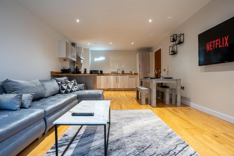 Spacious 2BR Apt - City Centre - Balcony - Parking - image 27