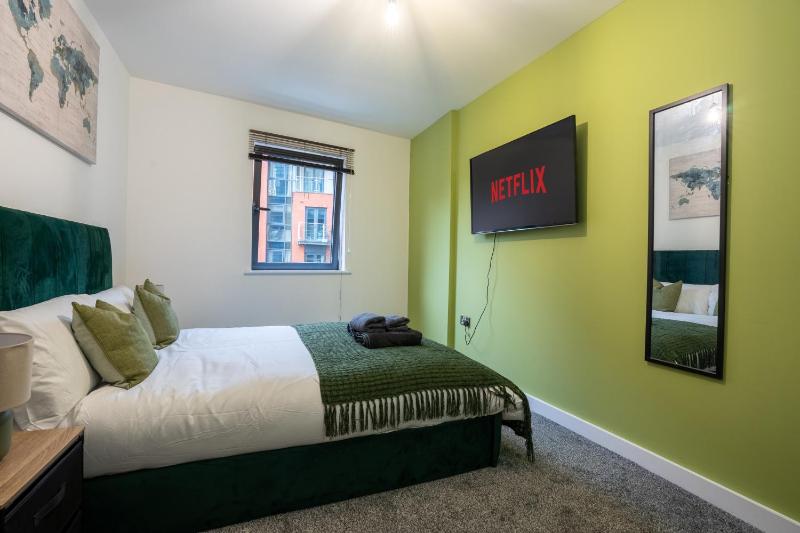 Spacious 2BR Apt - City Centre - Balcony - Parking - image 16