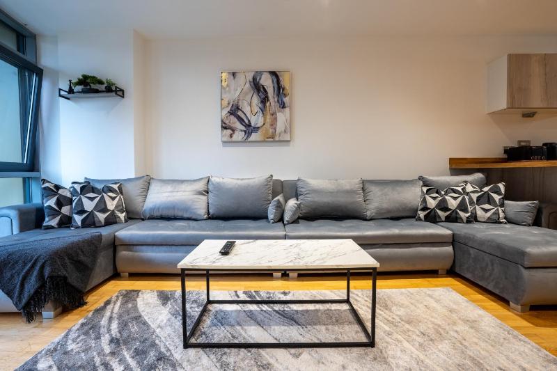 Spacious 2BR Apt - City Centre - Balcony - Parking - image 4