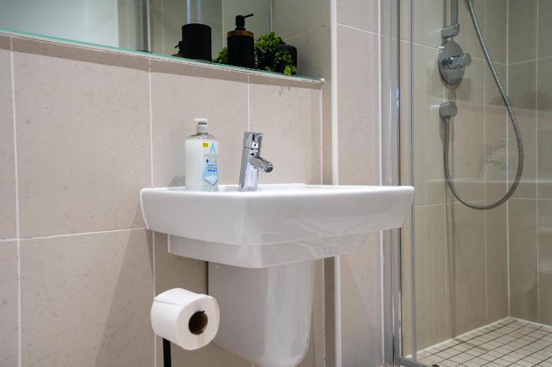 Spacious 2BR Apt - City Centre - Balcony - Parking - image 33