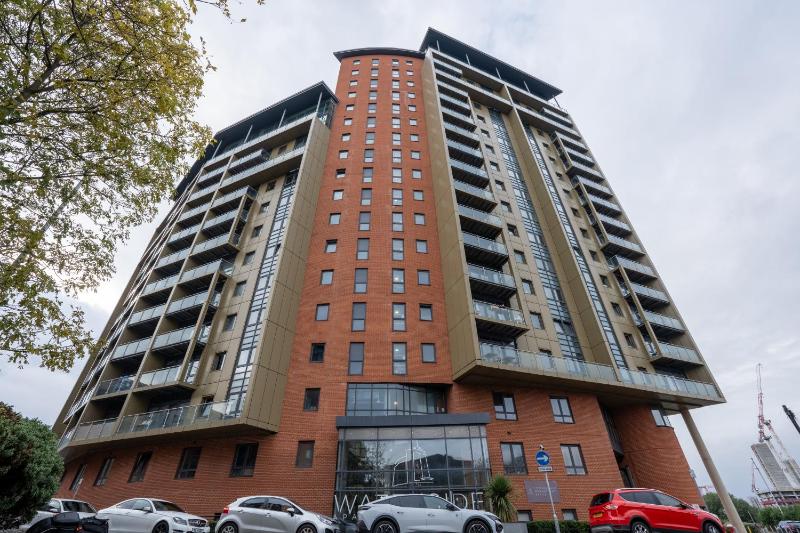 Spacious 2BR Apt - City Centre - Balcony - Parking - image 29