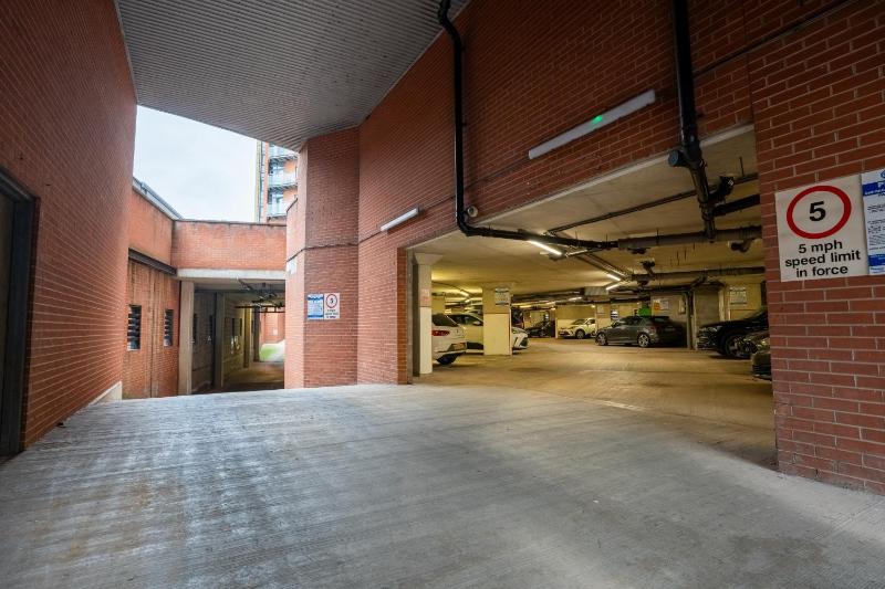 Spacious 2BR Apt - City Centre - Balcony - Parking - image 26
