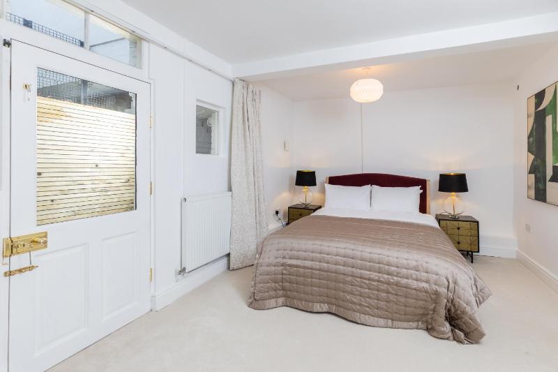 Eden Lawn - By Luxury Apartments - image 15