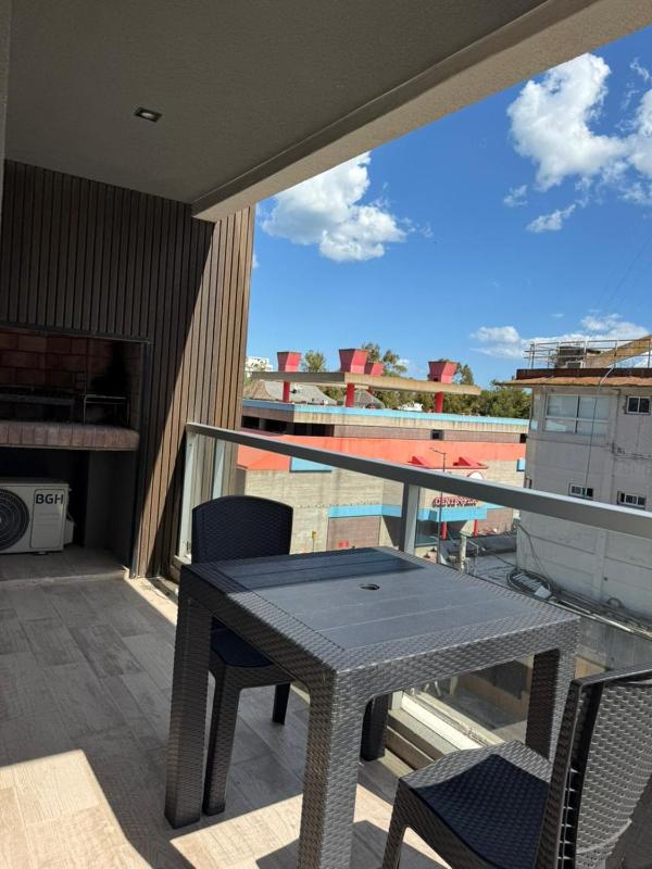 Departamento moderno y céntrico con pileta - image 13