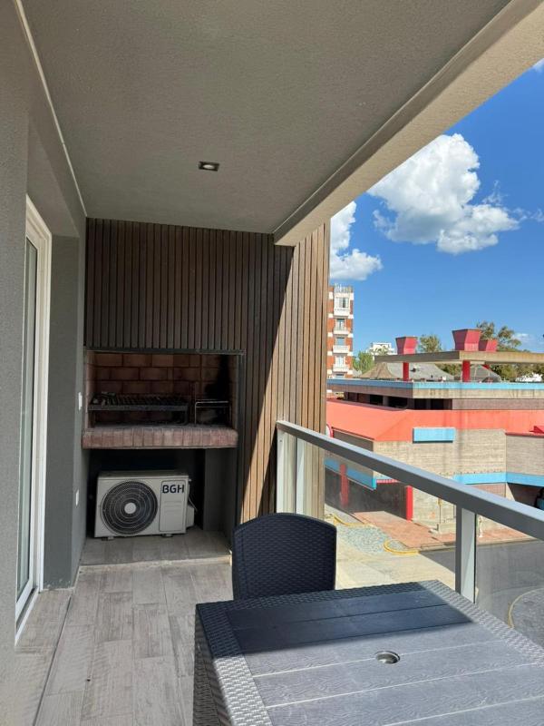 Departamento moderno y céntrico con pileta - image 4