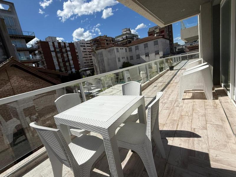 Departamento moderno y céntrico con pileta - image 11