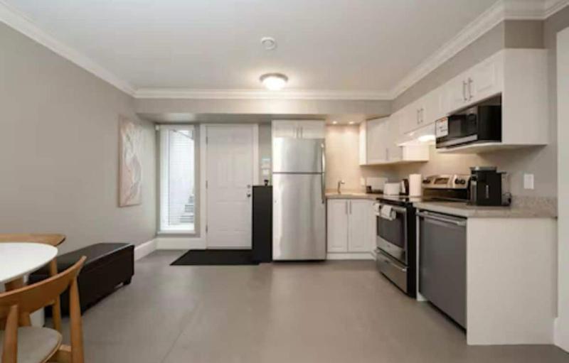 Stylish Home in Van West Side Near YVR&DT - image 16