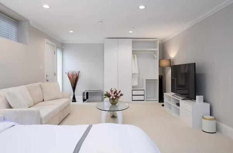 Stylish Home in Van West Side Near YVR&DT - image 10