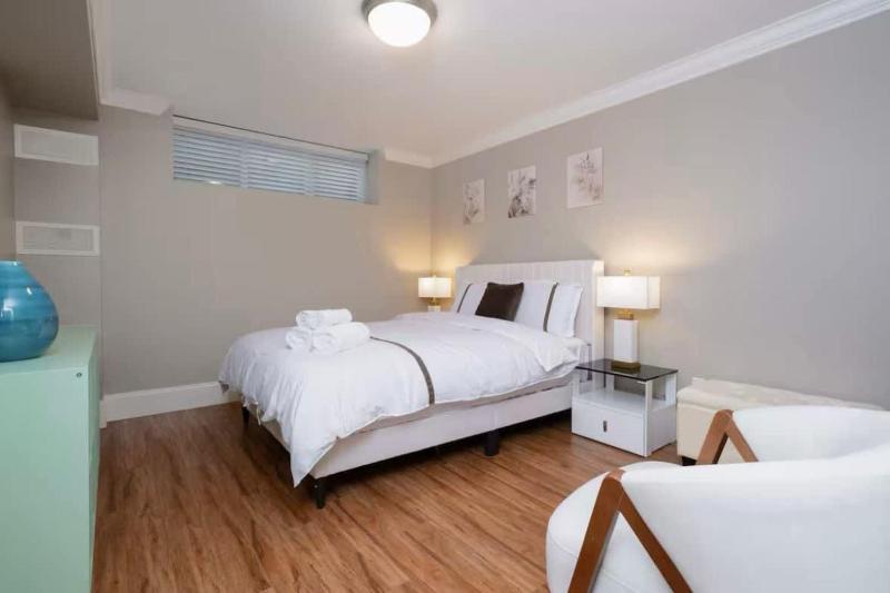 Stylish Home in Van West Side Near YVR&DT - image 13