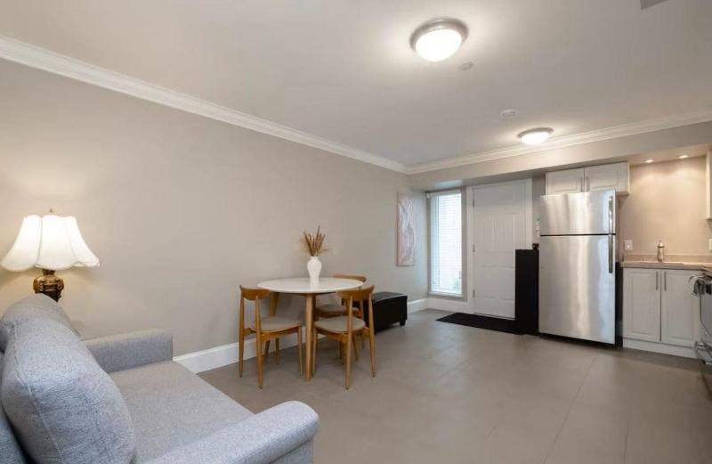 Stylish Home in Van West Side Near YVR&DT - image 14