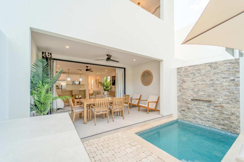 Stylish NEW 2BR Villa with Pool Walk to Beach - image 8