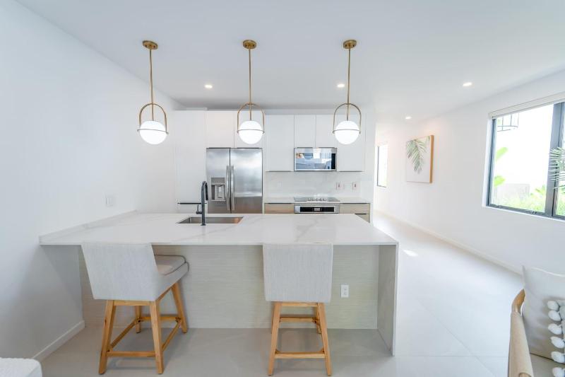 Stylish NEW 2BR Villa with Pool Walk to Beach - image 6