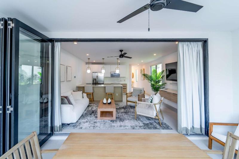 Stylish NEW 2BR Villa with Pool Walk to Beach - image 7